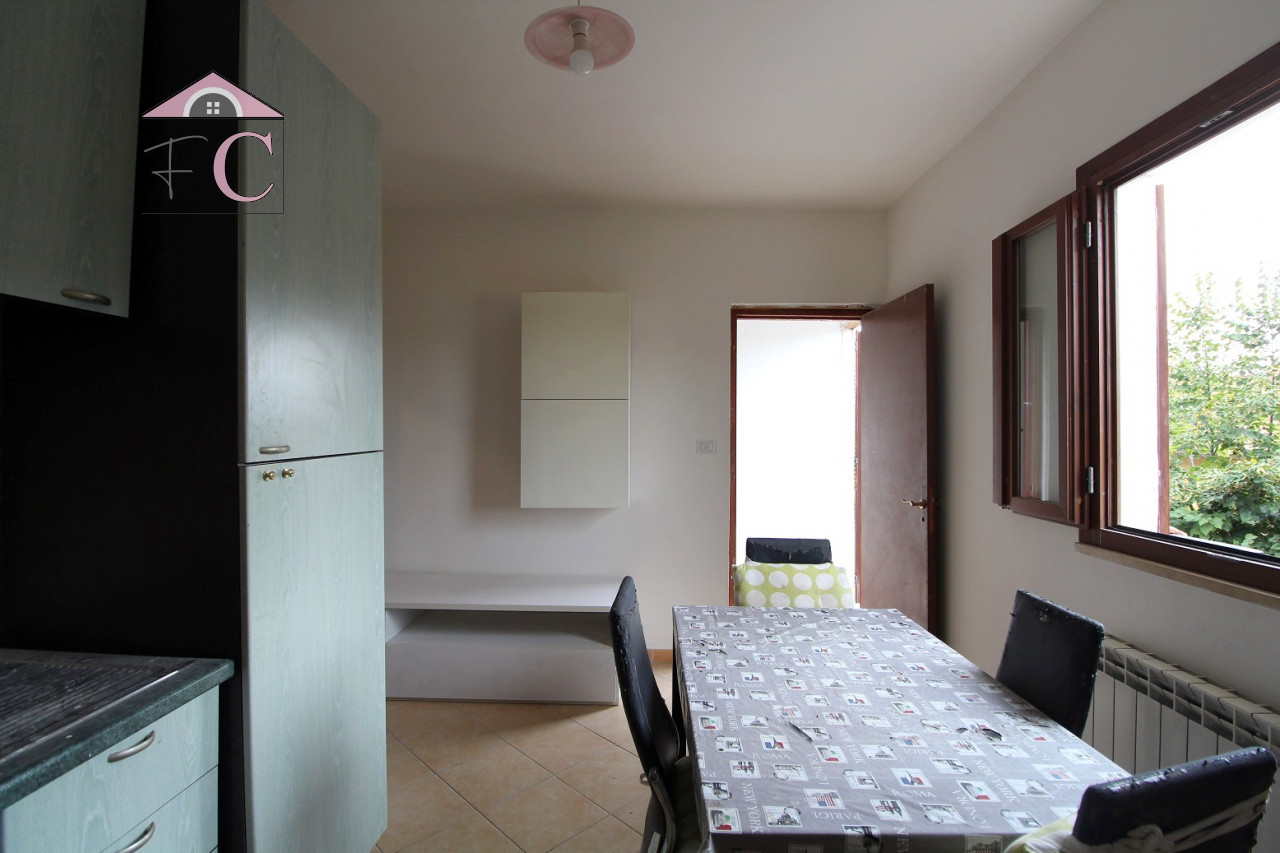 duplex ristrutturato con balconi e posto auto 2.jpg
